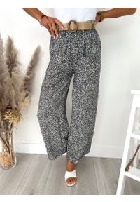 ModnaKiecka.pl - Czarne Spodnie w Kwiatki 8300-155-A. Okazja: na co dzień. Kolor: czarny. Materiał: wiskoza. Wzór: kwiaty. Styl: wakacyjny, casual #1