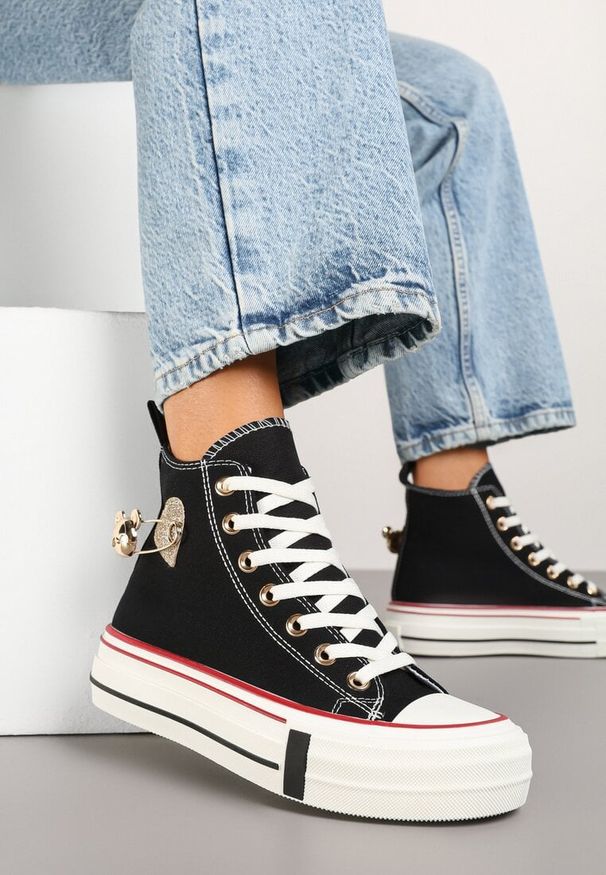 Born2be - Czarne Trampki z Wysoką Cholewką i Aplikacją 3D Rizana. Okazja: na co dzień. Wysokość cholewki: przed kolano. Kolor: czarny. Materiał: jeans. Szerokość cholewki: normalna. Wzór: aplikacja. Styl: casual, klasyczny