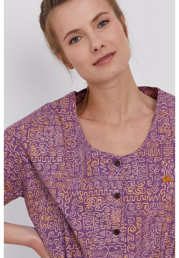 Quiksilver - Kombinezon. Okazja: na co dzień. Kolor: fioletowy. Materiał: tkanina. Długość rękawa: krótki rękaw. Długość: krótkie. Styl: casual