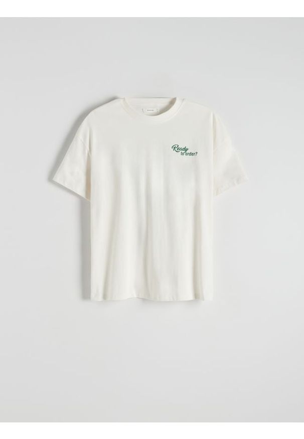 Reserved - T-shirt z nadrukiem na plecach - złamana biel. Materiał: bawełna, tkanina. Wzór: nadruk
