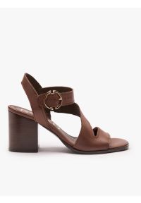 Ryłko - Brązowe sandały na słupku. Zapięcie: sprzączka. Kolor: brązowy. Materiał: skóra. Obcas: na słupku. Styl: street, elegancki. Wysokość obcasa: średni #1