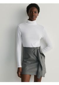 Reserved - Spódnica mini z ozdobnymi fałdami - jasnoszary. Kolor: szary. Materiał: wiskoza, tkanina. Wzór: gładki #1