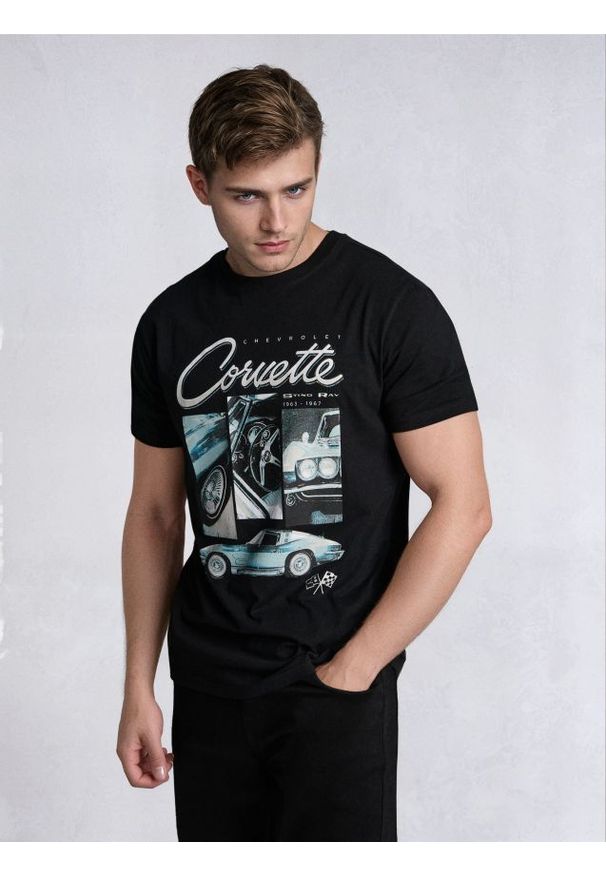 Sinsay - Bawełniana koszulka z nadrukiem Chevrolet Corvette - czarny. Kolor: czarny. Materiał: bawełna. Wzór: nadruk