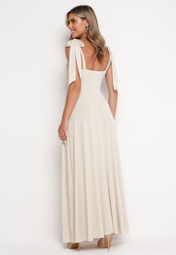 Born2be - Jasnobeżowa Rozkloszowana Sukienka Maxi z Wiązanymi Ramiączkami Lisija. Kolor: beżowy. Długość rękawa: na ramiączkach. Styl: elegancki. Długość: maxi