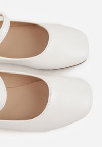 Born2be - Białe Eleganckie Balerinki z Paskiem z Klamerką i Kwadratowym Noskiem Brilea. Okazja: na co dzień, na uczelnię. Zapięcie: pasek. Kolor: biały. Materiał: jeans. Styl: elegancki #5