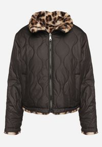 Born2be - Czarna Pikowana Kurtka Dwustronna ze Stójką i Ściągaczem z Futerkiem w Panterkę Cesila. Okazja: na co dzień. Typ kołnierza: kołnierzyk stójkowy. Kolor: czarny. Materiał: futro. Długość rękawa: długi rękaw. Długość: długie. Wzór: motyw zwierzęcy. Styl: klasyczny, casual #7