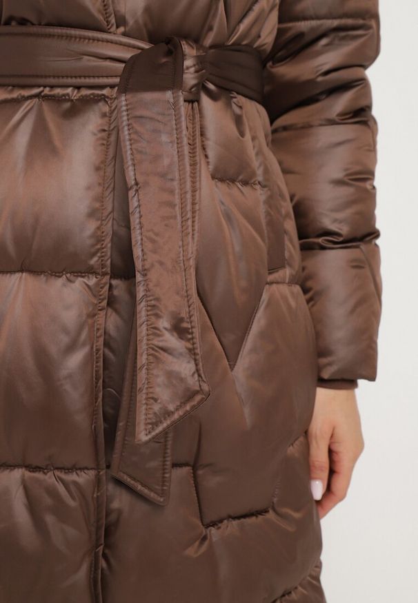 Born2be - Brązowa Pikowana Kurtka o Długim Kroju Ozdobiona Paskiem i Odpinanym Futerkiem Milirra. Okazja: na spacer. Kolor: brązowy. Materiał: futro. Długość: długie. Wzór: aplikacja. Styl: elegancki, wizytowy