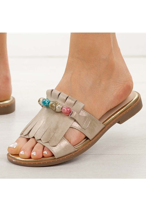 Złote płaskie klapki damskie M.Daszyński 2060-26. Okazja: na co dzień. Kolor: złoty. Materiał: skóra. Wzór: aplikacja, kolorowy. Sezon: wiosna, lato. Styl: casual, elegancki, klasyczny, wakacyjny