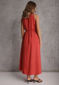 Renee - Czerwona Sukienka Bez Rękawów z Wiskozy z Ozdobnym Dekoltem i Wiązaniem w Talii Azeira. Okazja: na co dzień. Kolekcja: plus size. Kolor: czerwony. Materiał: wiskoza. Długość rękawa: bez rękawów. Typ sukienki: dla puszystych. Styl: casual #4