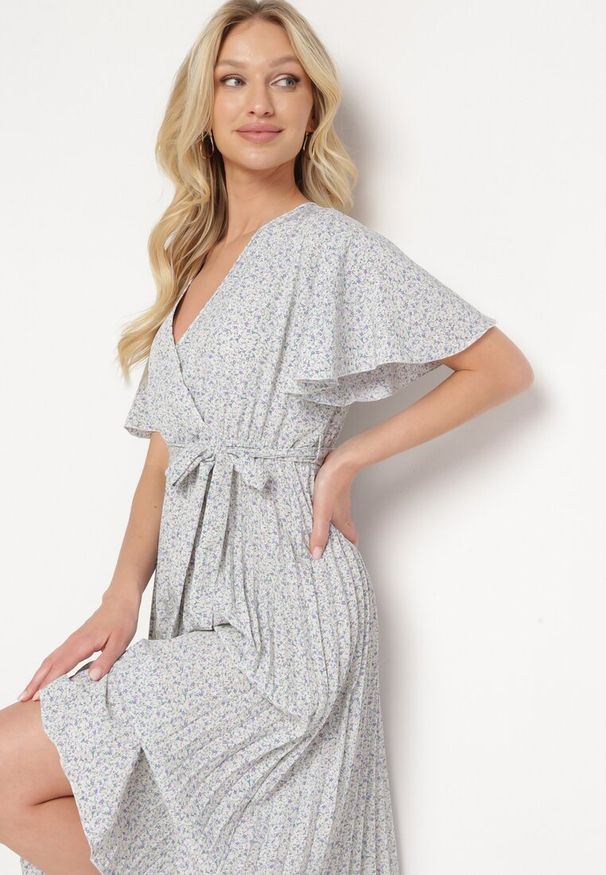 Born2be - Beżowo-Fioletowa Rozkloszowana Sukienka z Gumką w Pasie i Materiałowym Paskiem Prissa. Okazja: na co dzień. Typ kołnierza: dekolt w kształcie V. Kolor: beżowy. Materiał: materiał. Długość rękawa: krótki rękaw. Styl: elegancki, casual