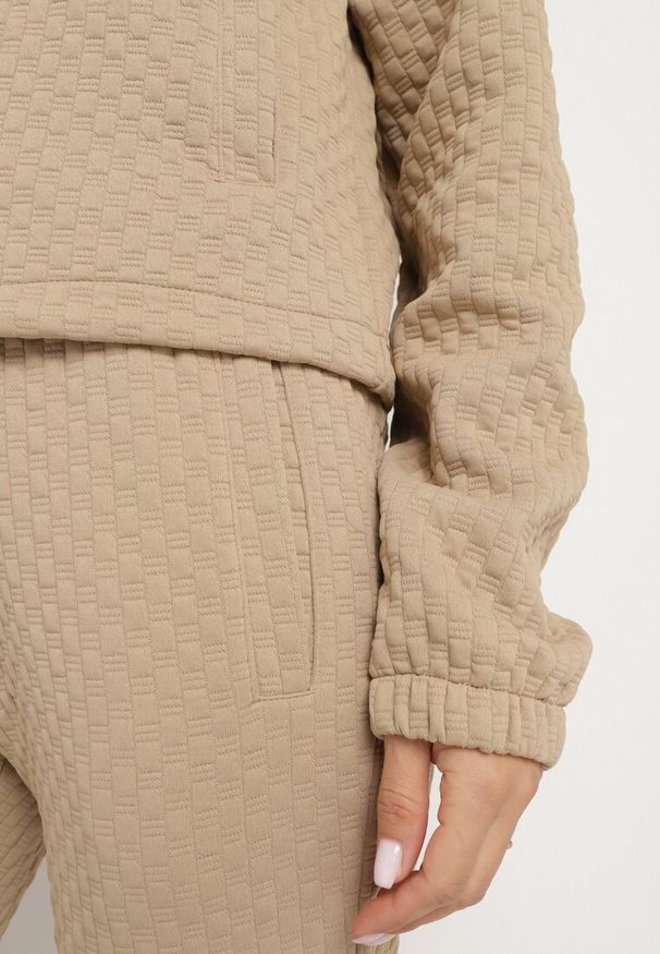 Born2be - Ciemnobeżowy Pikowany Komplet Dresowy z Bawełną Bluza z Kapturem i Spodnie Joggery Evalisseia. Kolor: beżowy. Materiał: dresówka, bawełna