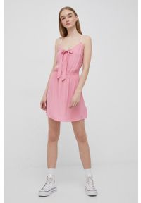 Tommy Jeans sukienka kolor różowy mini rozkloszowana. Kolor: różowy. Materiał: tkanina. Długość rękawa: na ramiączkach. Typ sukienki: rozkloszowane. Długość: mini