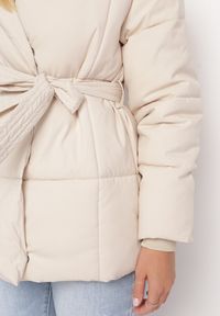 Born2be - Jasnobeżowa Kurtka Wiązana w Pasie z Szerokim Kołnierzem i Pikowaniem Ramella. Okazja: na co dzień. Kolor: beżowy. Materiał: jeans, tkanina. Sezon: zima, jesień. Styl: klasyczny, casual, elegancki #5