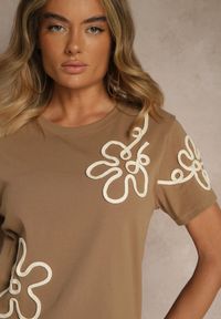 Renee - Jasnobrązowy T-shirt Zdobiony Aplikacjami w Kształcie Kwiatów Tilasea. Okazja: na co dzień. Kolor: brązowy. Materiał: jeans. Wzór: aplikacja, kwiaty. Styl: klasyczny, elegancki, casual #5