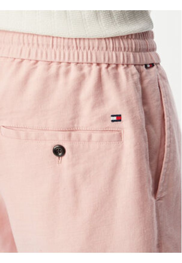 TOMMY HILFIGER - Tommy Hilfiger Szorty materiałowe Dover MW0MW44353 Różowy jasny Regular Fit. Kolor: różowy. Materiał: len