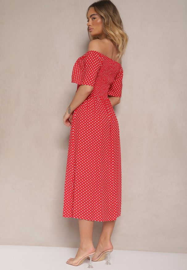 Renee - Czerwona Bawełniana Sukienka o Rozkloszowanym Kroju Zdobiona Printem w Groszki Lisanovia. Okazja: na co dzień. Kolor: czerwony. Materiał: bawełna. Długość rękawa: krótki rękaw. Wzór: nadruk, aplikacja, grochy. Typ sukienki: rozkloszowane, proste. Styl: casual, elegancki