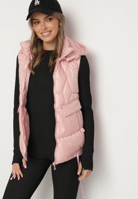 Born2be - Różowa Kamizelka z Odpinanym Kapturem i Ozdobnym Pikowaniem Arreanne. Okazja: na co dzień. Kolor: różowy. Materiał: jeans. Sezon: jesień, wiosna. Styl: sportowy, casual, elegancki #4