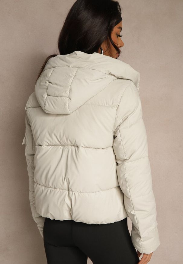 Renee - Biała Kurtka Puffer z Pikowanymi Przeszyciami i Kapturem Renaria. Okazja: na co dzień. Typ kołnierza: kaptur. Kolor: biały. Materiał: poliester, jeans. Sezon: zima. Styl: casual