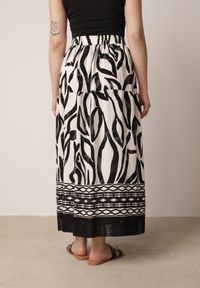 Born2be - Czarna Wiskozowa Rozkloszowana Spódnica z Geometrycznym Motywem Lilysa. Okazja: na co dzień. Kolor: czarny. Materiał: wiskoza. Wzór: geometria. Styl: elegancki, casual #8