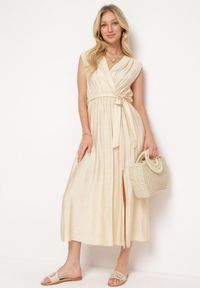 Born2be - Beżowa Rozkloszowana Sukienka z Wiskozą Kopertowym Dekoltem i Materiałowym Paskiem w Talii Jenvia. Okazja: na spacer. Typ kołnierza: dekolt kopertowy. Kolor: beżowy. Materiał: materiał, wiskoza. Sezon: lato. Typ sukienki: kopertowe. Styl: klasyczny #3