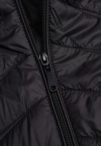 Born2be - Czarna Pikowana Kurtka Przejściowa z Kapturem o Taliowanym Kroju Lissanoria. Okazja: na spacer, na co dzień. Typ kołnierza: kaptur. Kolor: czarny. Materiał: poliester, jeans. Styl: casual #3