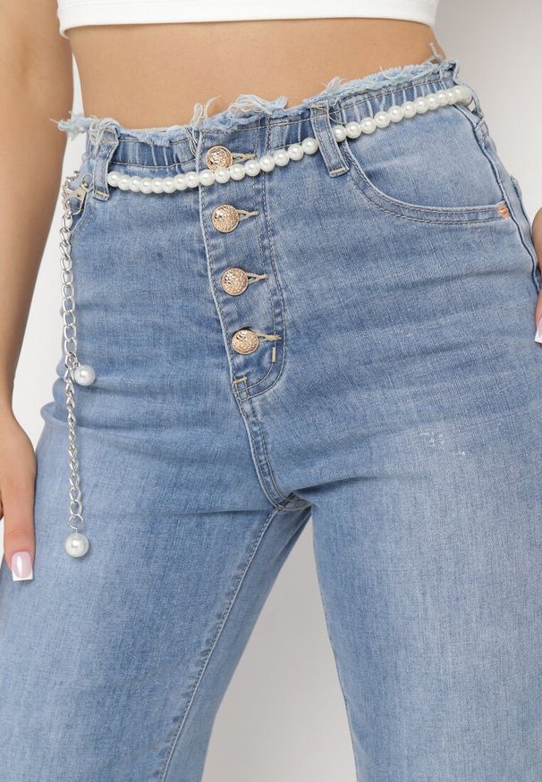 Born2be - Jasnoniebieskie Jeansy Dzwony z Odpinanym Paseczkiem Ozdobionym Perełkami Avnicca. Okazja: na co dzień. Kolor: niebieski. Wzór: aplikacja. Styl: casual, elegancki