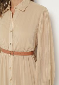 Born2be - Beżowa Plisowana Sukienka o Koszulowym Kroju z Dodatkowym Paskiem Mialessa. Okazja: na co dzień. Kolor: beżowy. Materiał: materiał. Typ sukienki: koszulowe. Styl: casual, elegancki, klasyczny #5