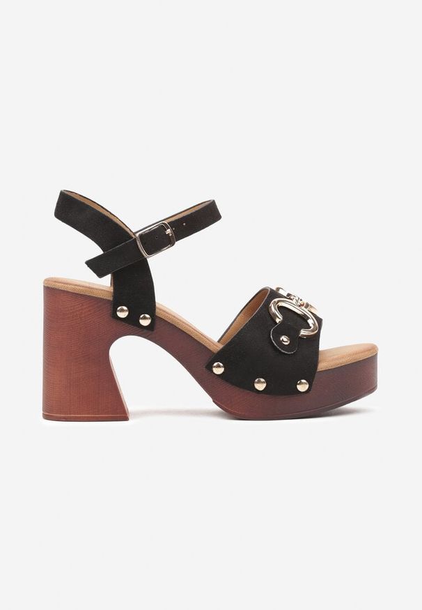 Renee - Czarne Sandały Inspirowane Drewniakami z Nitami i Metliczną Aplikacją na Słupku Maniora. Kolor: czarny. Materiał: jeans. Wzór: aplikacja. Obcas: na słupku