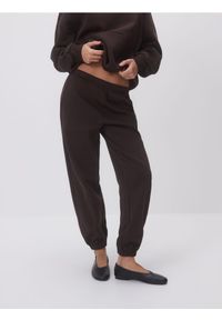 Reserved - Spodnie dresowe z bawełną - ciemnobrązowy. Kolor: brązowy. Materiał: bawełna, dresówka #1