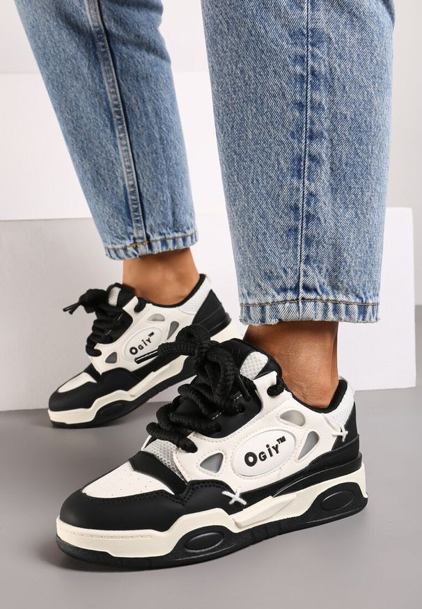 Born2be - Czarno-Białe Płaskie Sneakersy z Szerokimi Sznurowadłami Teniefra. Okazja: na co dzień. Kolor: czarny. Materiał: jeans, bawełna. Wzór: aplikacja, geometria. Obcas: na obcasie. Wysokość obcasa: niski