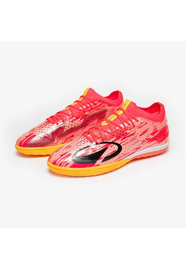 KIPSTA - Buty piłkarskie CLR TF Low. Kolor: czerwony, różowy, wielokolorowy. Materiał: skóra, kauczuk. Szerokość cholewki: normalna. Sport: piłka nożna