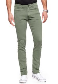 Wrangler - WRANGLER SPODNIE MĘSKIE LARSTON DUSTY OLIVE W18SDV65M. Materiał: jeans