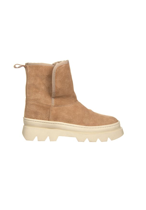 Botki Bayla-161 031 Jordy 001 Srt 81 Agatha Camel Suede 161657, Beżowy, Skóra naturalna - 36. Okazja: na co dzień. Nosek buta: okrągły. Zapięcie: bez zapięcia. Kolor: beżowy. Szerokość cholewki: normalna. Wysokość cholewki: za kostkę. Materiał: zamsz. Sezon: zima, jesień. Obcas: na obcasie. Styl: elegancki, casual. Wysokość obcasa: średni