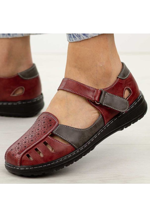 Jezzi - Czerwone zakryte sandały damskie Unisoft 9955. Okazja: na co dzień. Nosek buta: okrągły. Zapięcie: rzepy. Kolor: czerwony. Materiał: skóra. Sezon: wiosna, lato. Obcas: na płaskiej podeszwie. Styl: casual, klasyczny