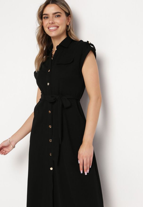 Born2be - Czarna Sukienka Koszulowa Phinitrite. Okazja: na co dzień. Kolor: czarny. Wzór: aplikacja. Typ sukienki: koszulowe. Materiał: materiał. Długość rękawa: krótki rękaw. Sezon: lato. Styl: casual. Długość: midi