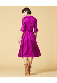 Manila Grace - MANILA GRACE - Sukienka z wężowym wzorem. Kolor: różowy, wielokolorowy, fioletowy. Wzór: motyw zwierzęcy. Długość: midi #2