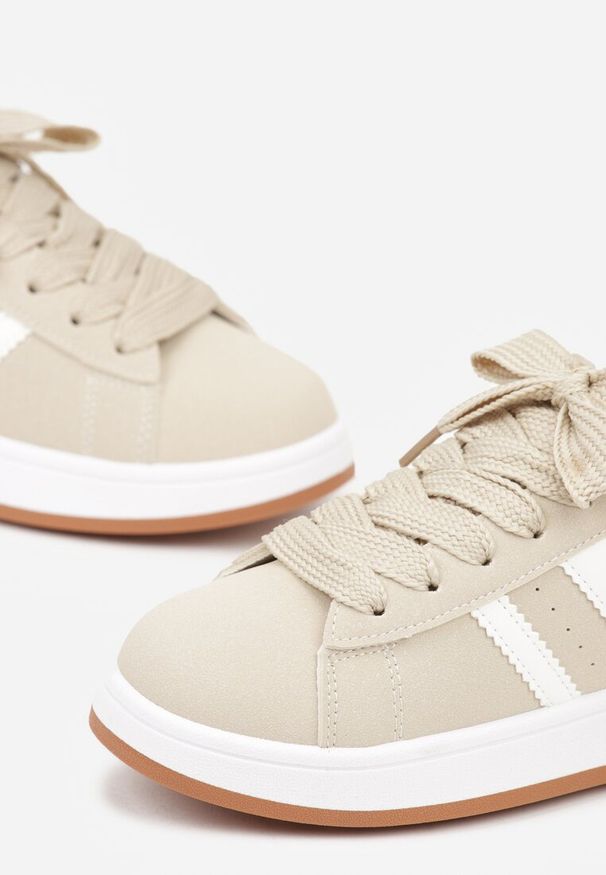 Renee - Beżowo-Białe Sneakersy na Niskiej Platformie z Naszywkami Flordexia. Okazja: na co dzień. Zapięcie: pasek. Kolor: beżowy. Materiał: jeans. Wzór: aplikacja. Obcas: na platformie