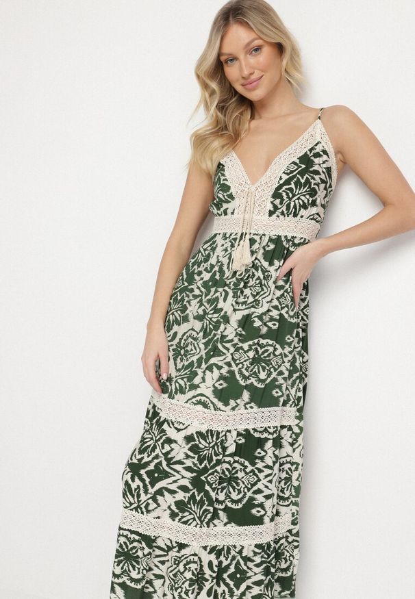 Born2be - Zielona Bawełniana Sukienka Rozkloszowana w Etniczny Wzór z Koronką Taliosha. Okazja: na co dzień. Typ kołnierza: dekolt w kształcie V. Kolor: zielony. Materiał: bawełna, koronka. Długość rękawa: na ramiączkach. Wzór: koronka. Styl: casual, elegancki