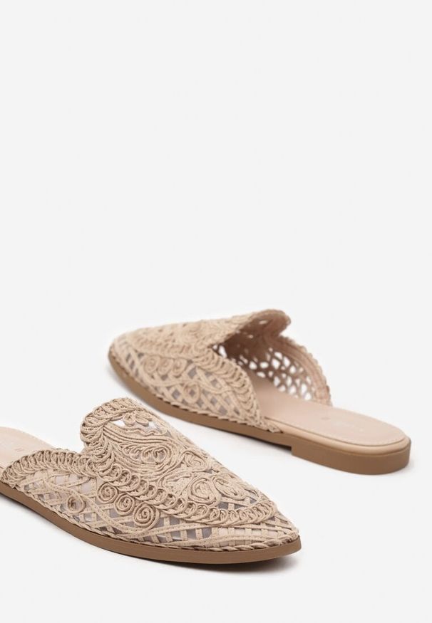 Renee - Beżowe Klapki z Plecioną Cholewką Nandira. Kolor: beżowy. Sezon: lato