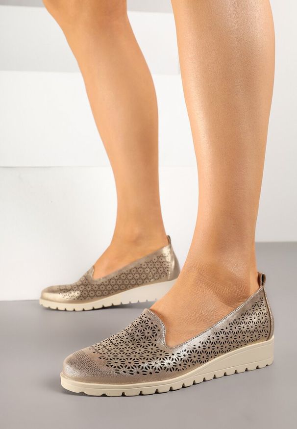 Born2be - Złote Półbuty na Koturnie ze Skórzaną Wkładką i Ażurową Cholewką Arivos. Okazja: na co dzień. Kolor: złoty. Materiał: skóra. Szerokość cholewki: normalna. Wzór: ażurowy. Obcas: na koturnie. Styl: elegancki, casual