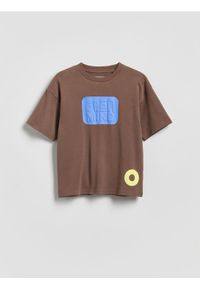 Reserved - Bawełniany t-shirt z nadrukiem - ciemnobrązowy. Kolor: brązowy. Materiał: bawełna. Wzór: nadruk #1