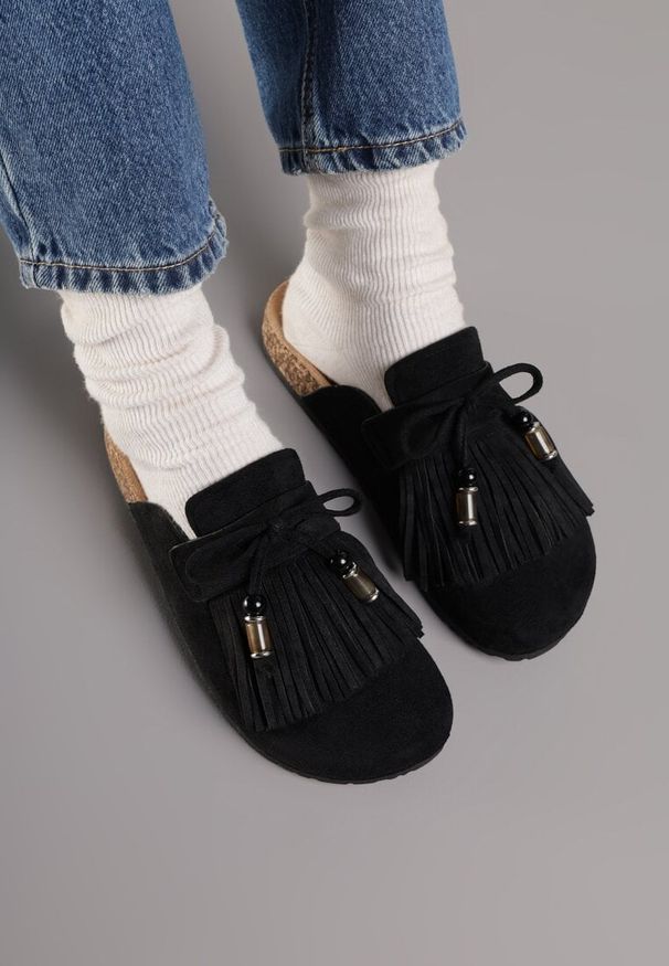 Born2be - Czarne Klapki Mule z Imitacji Zamszu Zdobione Koralikami i Frędzlami Elwedena. Kolor: czarny. Materiał: zamsz. Wzór: aplikacja. Styl: elegancki, klasyczny, boho