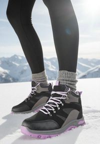 Born2be - Czarno-Fioletowe Buty Trekkingowe Trapery Vices Ozdobione Przeszyciami Narrive. Okazja: na co dzień. Wysokość cholewki: przed kolano. Kolor: czarny. Materiał: dresówka. Szerokość cholewki: normalna. Wzór: aplikacja. Styl: casual #1