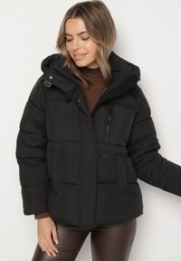 Born2be - Czarna Oversizowa Kurtka z Pikowanymi Przeszyciami i Kapturem Galimea. Okazja: na co dzień. Kolor: czarny. Materiał: jeans, poliester. Wzór: aplikacja. Styl: casual, klasyczny #7