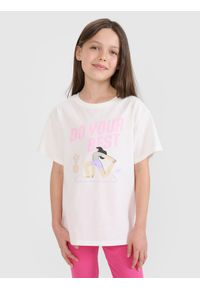 4f - 4F T-shirt regular z nadrukiem dziewczęcy - biały 122 (6-7 lat). Okazja: na co dzień. Kolor: biały. Materiał: bawełna, jersey, dzianina. Długość rękawa: krótki rękaw. Długość: krótkie. Wzór: nadruk. Sezon: lato. Styl: sportowy, casual, klasyczny