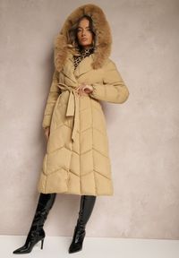 Renee - Beżowa Długa Kurtka o Pikowanym Kroju z Kapturem i Odpinanym Futerkiem Ozdobiona Paskiem Vamimora. Okazja: na spacer, na imprezę. Typ kołnierza: kaptur. Kolor: beżowy. Materiał: futro. Długość: długie. Wzór: aplikacja. Sezon: jesień. Styl: elegancki #2