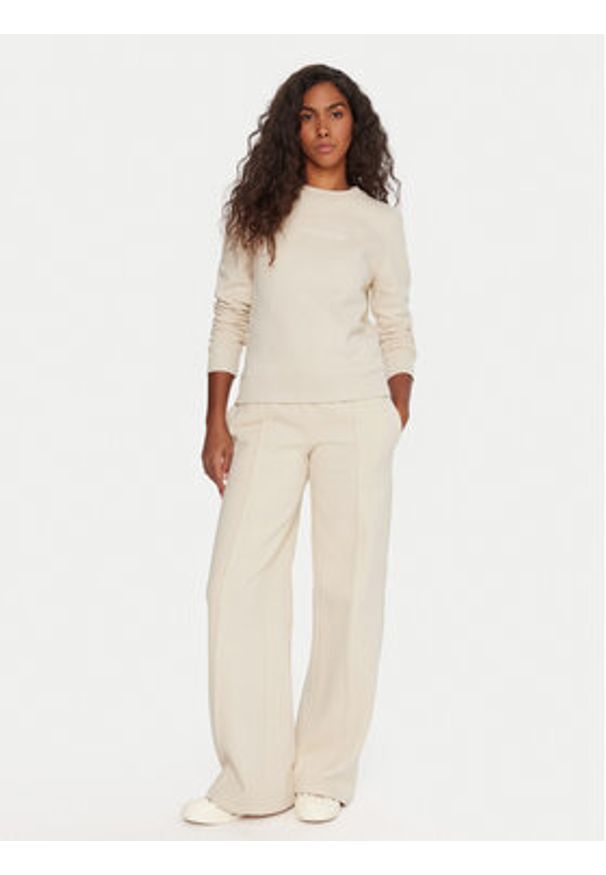 Guess Jeans Spodnie dresowe W5BB04 KC811 Beżowy Wide Leg. Kolor: beżowy. Materiał: bawełna