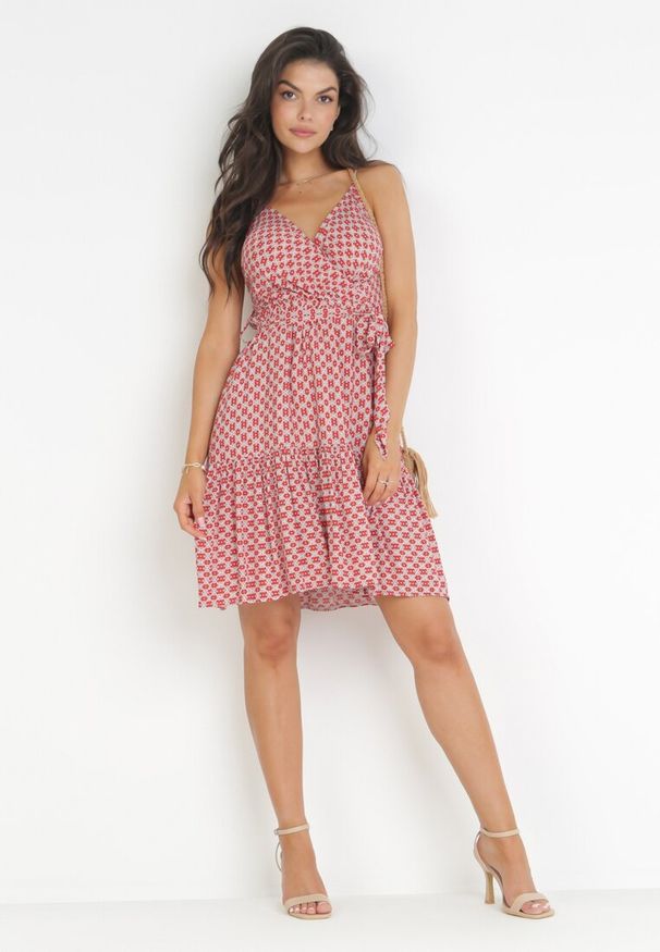 Born2be - Czerwono-Różowa Sukienka z Gumką w Talii i Falbanką na Dole z Wiskozy Heidsan. Kolor: czerwony. Materiał: wiskoza