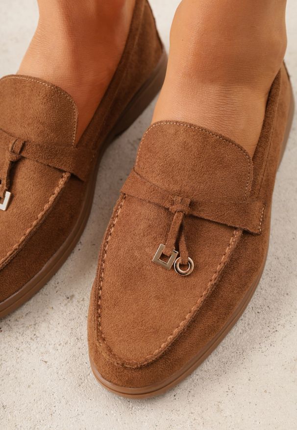 Renee - Jasnobrązowe Mokasyny VICES Casualowe ze Skórzaną Wkładką i Metalowymi Ozdobami Dinsmore. Okazja: na co dzień. Nosek buta: okrągły. Kolor: brązowy. Materiał: skóra. Wzór: aplikacja. Obcas: na obcasie. Styl: casual. Wysokość obcasa: niski