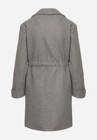 Born2be - Ciemnoszary Płaszcz o Szlafrokowym Kroju z Marszczeniem w Talii i Wiązanym Paskiem Sartissa. Okazja: na co dzień. Kolor: szary. Materiał: jeans. Długość rękawa: długi rękaw. Długość: długie. Styl: casual, elegancki, klasyczny #7